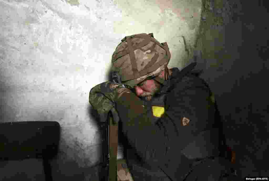 Pihen egy ukrán katona a Bahmut közelében fekvő bunkerben