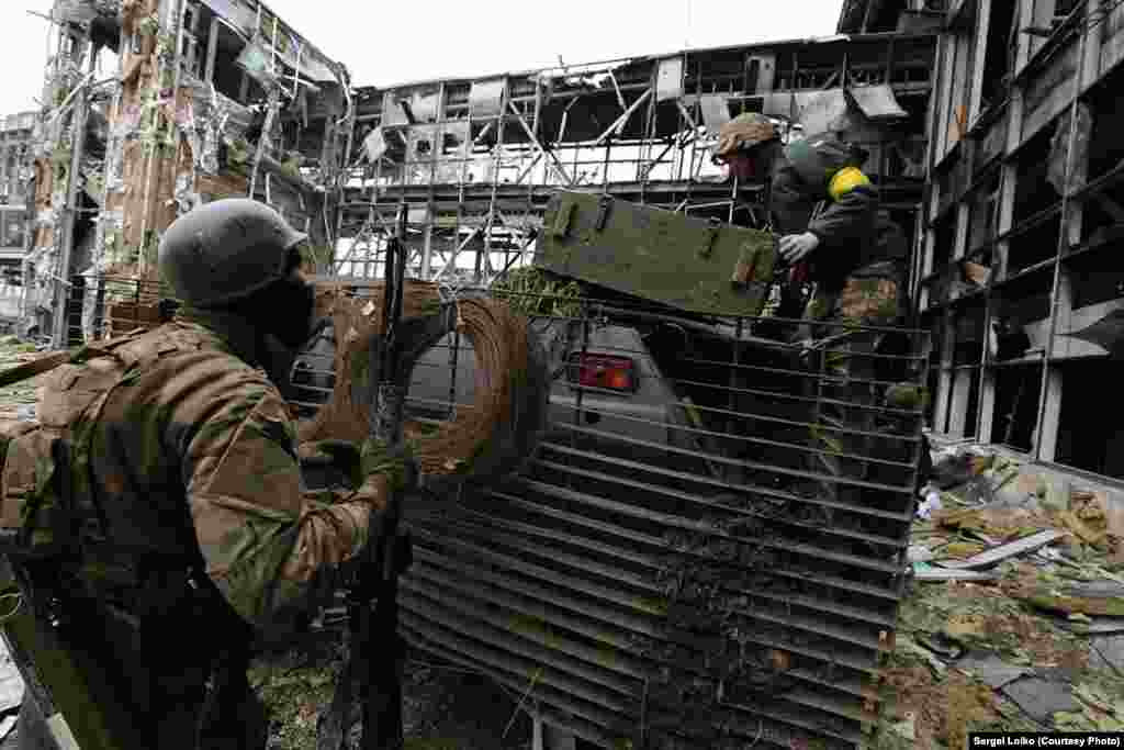 Закріплюють труну на броні. Сепаратисти продовжують обстріл 