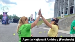 Participanții au putut testa ochelari virtuali care simulează efectul substanțelor halucinogene, pentru a înțelege mai bine riscurile la care se expun.