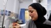 Rođaka ubijene Palestinke u bolnici nakon incidenta na izraelsom kontrolnom punktu u Hebronu, 1. juni 2022. 