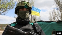 Український військовийпатрулює на контрольно-пропускному пункті поблизу Маріуполя, 5 травня 2015 року