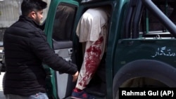 Поранений чоловік сідає до автомобіля, щоб поїхати до госпіталя з місця вибуху, Кабул, 21 березня 2019 року