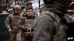 Украин президенти Владимир Зеленскийдин Донбасстагы Орусия колдогон жикчилдер менен күрөшүп жаткан украин аскерлери менен жолугушуусу, 6-декабрь 2021-жыл.