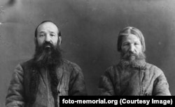 Un preot (stânga) și un țăran după arestarea lor în 1932 de către poliția secretă sovietică pentru că s-ar fi opus colectivizării terenurilor agricole și fondului forestier din regiunea de nord a Komi.