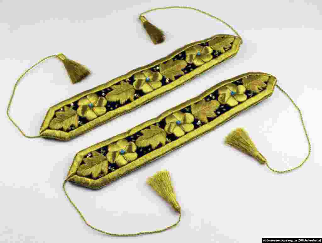 Bandă textilă brodată, concepută pentru a lega șosetele. Unele simboluri ornek pot fi combinate, de exemplu o lalea (reprezentând un bărbat) înfățișată în interiorul unui trandafir (o femeie căsătorită), indică dragostea dintre soț și soție. &nbsp;