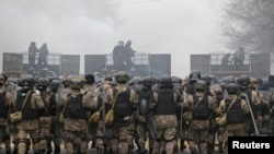 Алматыда полицей баррикадасы. 5 қаңтар 2022 жыл.