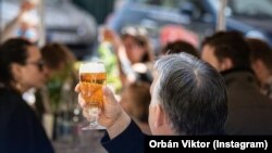 Orbán Viktor miniszterelnök sört kóstol 2021 áprilisában, miután ismét kinyitottak a vendéglátóhelyek
