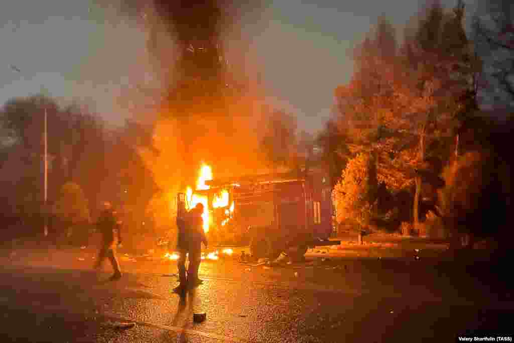 Një kamion zjarrfikësish duke u djegur në Almati, më 5 janar.&nbsp;