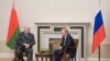 Președintele belarus Alexandr Lukașneka și omologul rus Vladimir Putin la Sankt Petersburg, Rusia, 29 decembrie 2021.