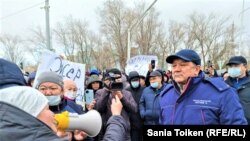 Маңгыстау облусунун акими Нурлан Ногаев (оңдо) Жаңы-Өзөндөгү митингчилер менен жолгуууда. 3-январь, 2022-жыл.