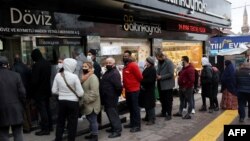 صف مردم در برابر یک صرافی در آنکارا- ۲۹ آذر