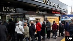 Sorok kígyóznak egy ankarai pénzváltó előtt, miután az elnök nyilatkozatait követően bezuhant a líra értéke 2021. december 20-án