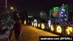 Празднично украшенный Ашхабад. (Фото из архива)