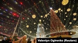 A karácsonyt hagyományosan, a keleti rítus szerint (de egy új törvény szerint december 25-én is) ünneplő Ukrajnában az emberek inkább az ünnepléssel és a számlákkal, mint a háborús veszéllyel foglalkoznak