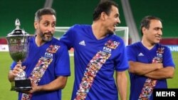 مهدوی‌کیا (راست) بعد از بازی جنجالی ستارگان فوتبال در دوحه
