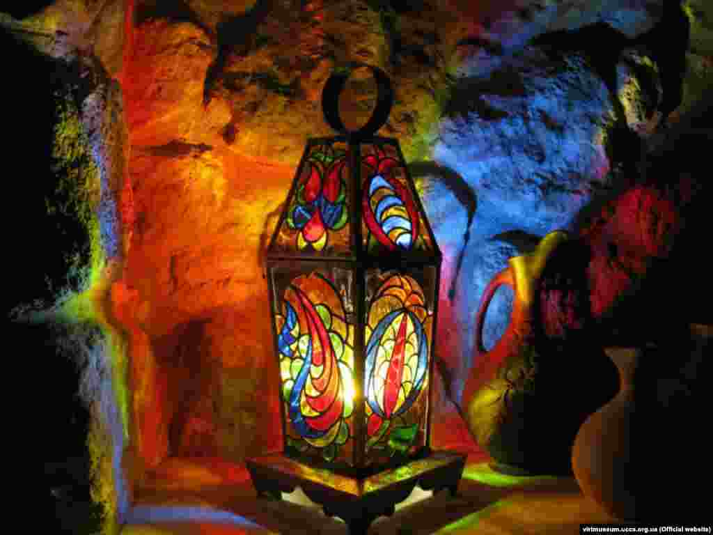 Felinar cu ferestre ornek. În cererea pentru înscrierea în patrimoniul UNESCO, autorii notează că includerea pe listă va concentra atenția asupra &bdquo;sensului simbolic al artei ornek, mai mult decât asupra rolului său de obiect de decor frumos realizat&rdquo;. &nbsp;