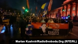 1 січня виповнюється 113 років від дня народження провідника Організації українських націоналістів, сприйняття постаті котрого досі залишається неоднозначним у суспільстві (Смолоскипова хода у Києві, 1 січня 2021 року)