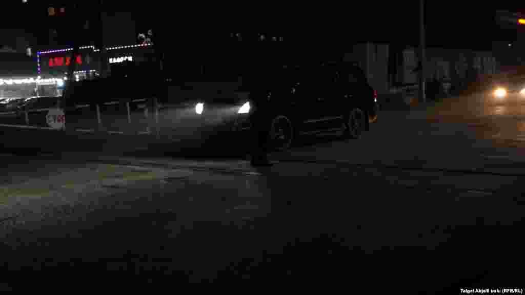 Ал айрым күндөрү көз байланганга чейин тилемчилик кылат.