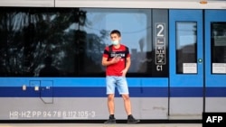 Изискването за задължителното носене на маски на открито ще влезе в сила от 00:00 часа на 22 октомври съобщи здравният министър Костадин Ангелов