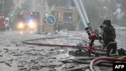 За даними місцевої влади, на місці удару виникла пожежа, пошкоджені адмінбудівлі, магазин, приватні будинки. Фото ілюстративне 