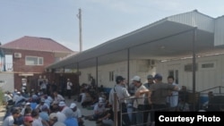 Жаңы-Өзөн шаарындагы «Кезби» мунай компаниясынын жумушчулары иш ташташты. 21-апрель, 2022-жыл.