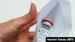 Oltás egy székesfehérvári háziorvos rendelőjében 2021. március 17-én