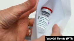 Oltás egy székesfehérvári háziorvos a rendelőjében 2021. március 17-én