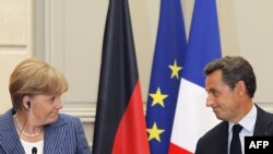 Francuski predsednik Nikola Sarkozi i nemačka kancelarka Angela Merkel na zajedničkoj konferenciji za štampu u Jelisejskoj predsedničkoj palati u Parizu, 16. avgust 2011.