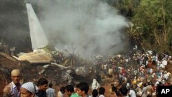 Делови од авионот на Ер Индија на местото каде што се урна, 12 јуни 2025 година