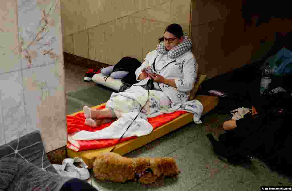 Një grua dhe qeni i saj në metronë e Kievit gjatë strehimit nga sulmet ajrore ruse, më 8 korrik.