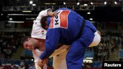 Кыргызстандык дзюдочу Юрий Краковецкий румын атаандашы Владом Симонескудан жеңилип, мелдештен четтеди, 3-август. 