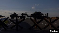 Un tanc ucrainean avariat este transportat în afara liniei frontului, în apropiere de orașul Kramatorsk, regiunea Donețk, 24 mai 2022 