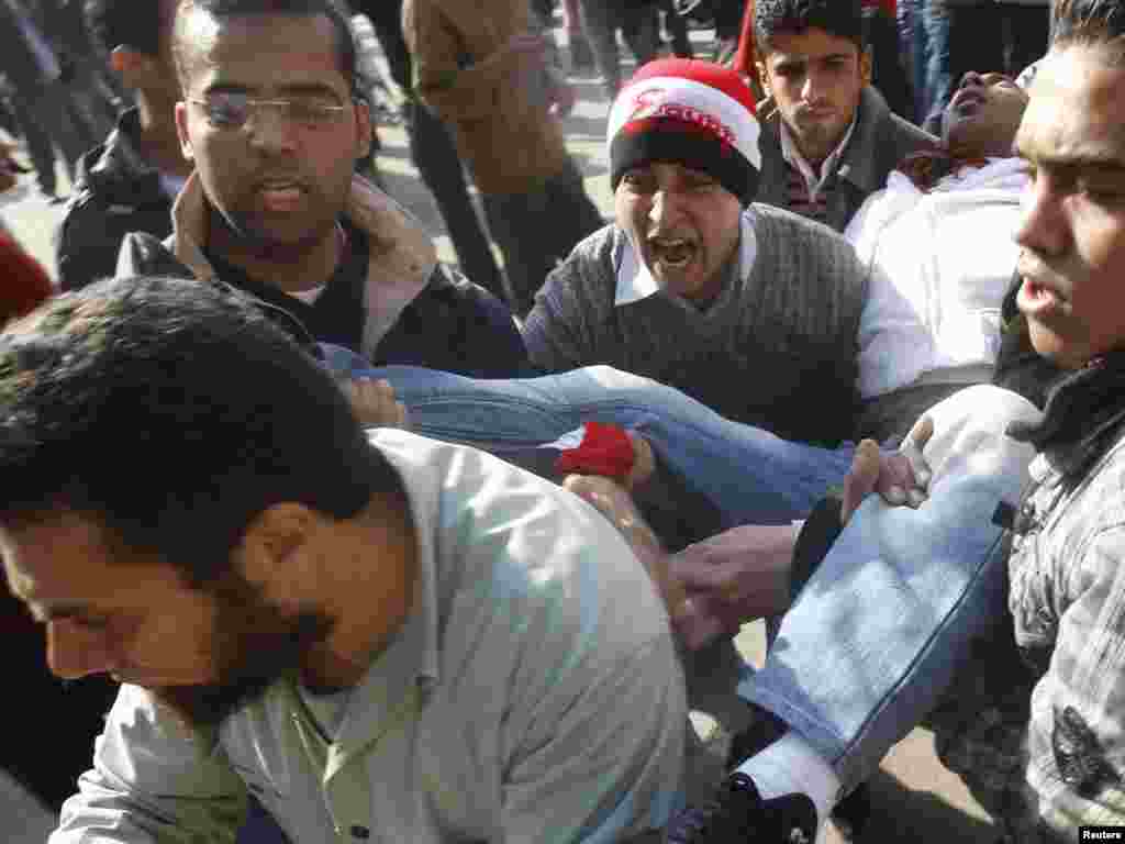 Мубарактын ондогон колдоочулары Тахрир аянтына атчан, төөчөн желдирип кирип, колдорун кармашкан нааразылык акциянын катышуучуларын камчылап киришкен. Каршы тургандар болсо атчандарды аттан оодара тартып түшүрүп, таяктап жатышты. 