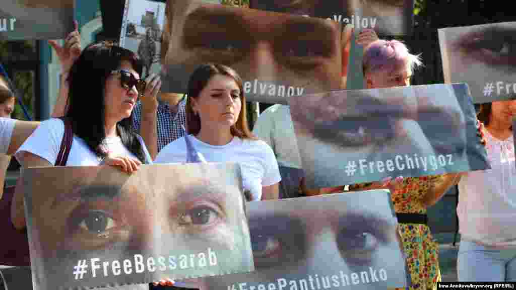 Родственники политзаключенных предлагают среди прочего &laquo;организовать международный формат переговоров касательно деоккупации Крыма&raquo;, &laquo;назначить специального представителя ЕС по вопросам оккупированного Крыма и неподконтрольной украинскому правительству части Донецкой и Луганской областей&raquo;, &laquo;требовать от Российской Федерации остановить политические преследования и немедленно освободить граждан Украины, заключенных по политическим мотивам&raquo;