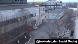 За інформацією СБУ, затриманий організовував та брав безпосередню участь у вбивствах і катуваннях протиправно ув’язнених громадян України на окупованій території