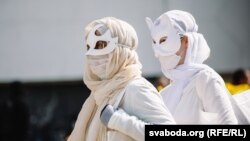 Fehér maszkokban tüntettek asszonyok Minszkben (Belarus) 2021. május 12-én.
