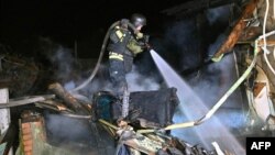 تلاش نیروهای آتش‌نشانی برای اطفای حریق در پی حمله پهپادهای روسی به بیمارستان در خارکیف 