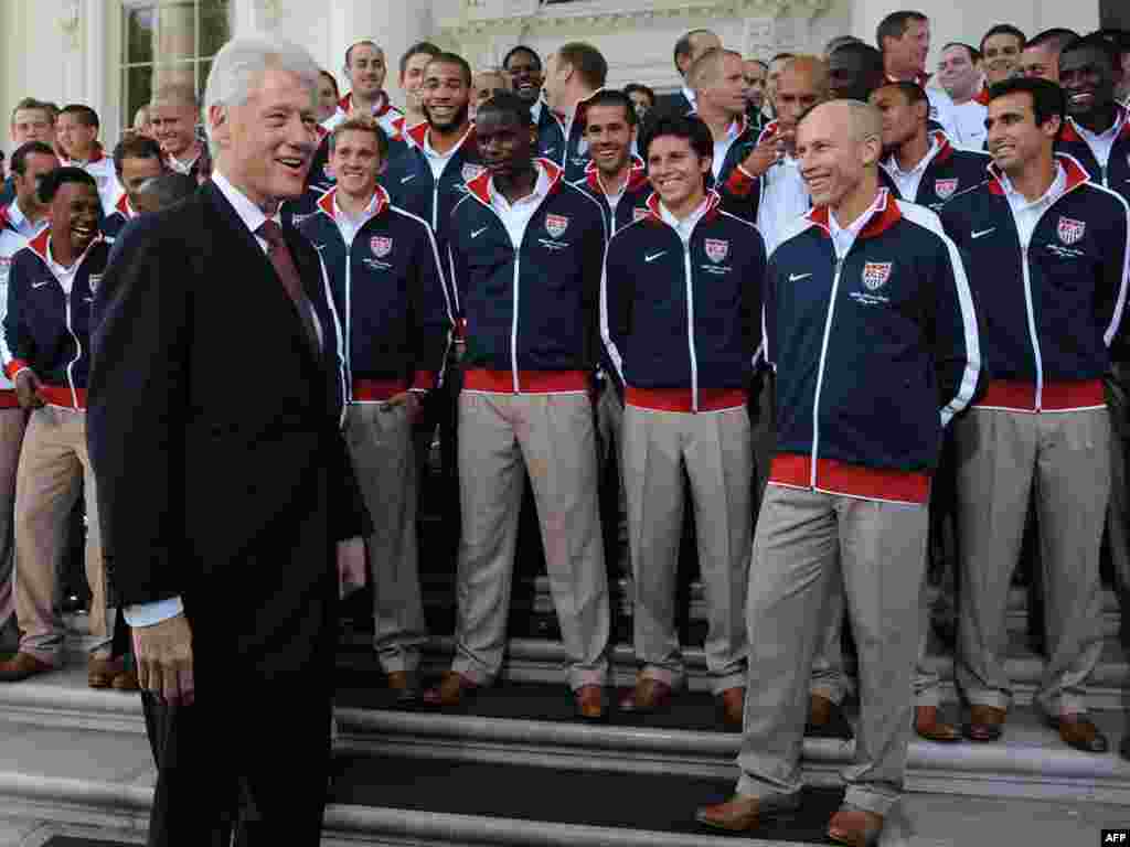 Поранешниот американски претседател Бил Клинтон на испраќањето на тимот на САД