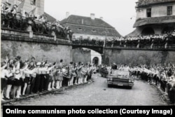 Дети аплодируют кортежу Чаушеску в городе Сибиу, 1967 год.