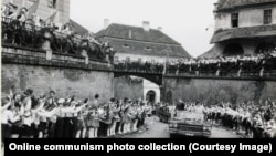 Gyerekek tapsolnak Nagyszebenben Ceaușescu autó konvojának 1967-ben.