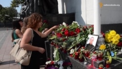 Кияни приносять квіти до Верховної Ради вшанувати загиблих нацгвардійців