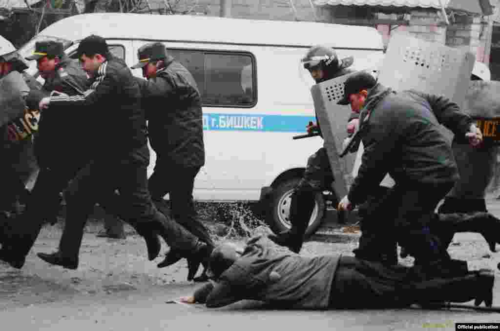 В апрельских событиях 2010 года погибили 87 человек, более 300 человек получили травмы различной степени тяжести.&nbsp;