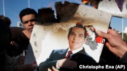 معترضان در تظاهراتی در ۲۴ ژانویه ۲۰۱۱، ده روز پس از خروج بن‌علی تصویری از او را به آتش کشیده‌اند.