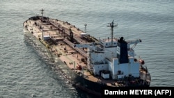 Цей аерофотознімок, зроблений 1 жовтня 2025 року біля узбережжя західного французького порту Сен-Назер, показує танкер Boracay з так званого «тіньового флоту» РФ