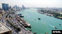 حجم مبادلات تجارى ایران و امارات متحده عربی به حدود ده میلیارد دلار در سال مى‌رسد که بیشتر آن به صادرات مجدد کالا از دوبى به ایران مربوط مى‌شود.