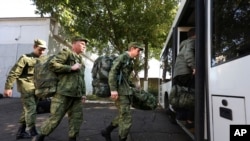 Orosz besorozottak egy toborzóirodánál Krasznodarban 2022. szeptember 25-én