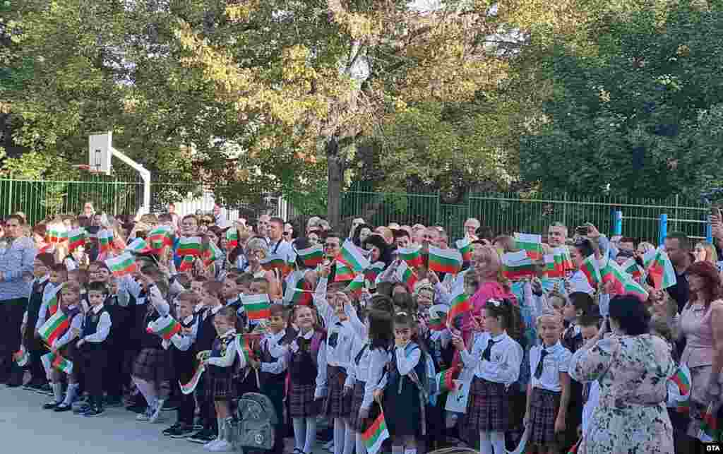 В област Плевен училищния праг прекрачиха 1860 първокласници, от тях 141 са шестгодишни. Общо 103 училища и 76 детски градини, шест центъра за подкрепа за личностно развитие и два центъра за специална образователна подкрепа отварят врати в областта за новата учебна 2022/2023 година.&nbsp;