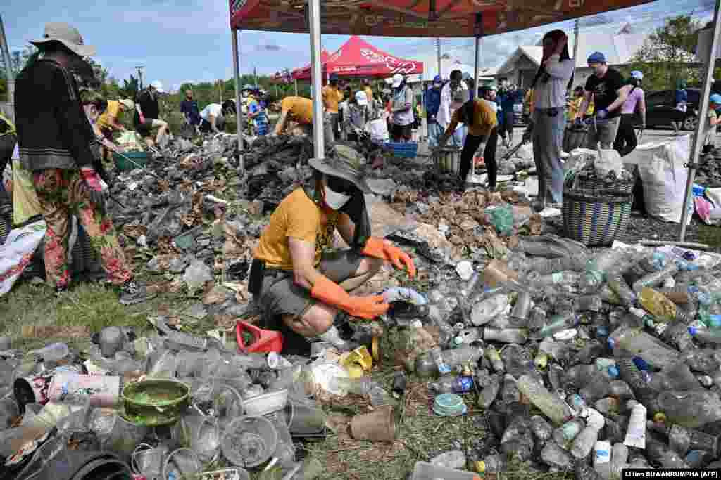 Thaiföld a világ egyik legnagyobb műanyag-felhasználója, folyói mellett erdei is sok helyen hulladékkal szennyezettek, így nem ritkán nemcsak vízi, de erdei élőlények is&nbsp;a gyomrukban felhalmozódott műanyaghulladéktól pusztulnak el
