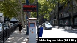 ავტობუსის გაჩერება თბილისის ერთ-ერთ ქუჩაზე