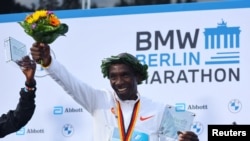 Елиуд Кипчоге на стълбичката след маратона в Берлин